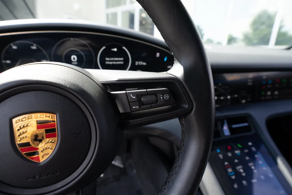 Porsche Taycan photo 23