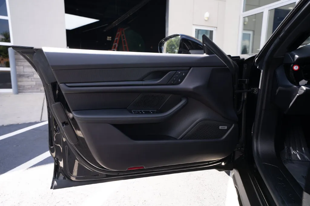 Porsche Taycan photo 19