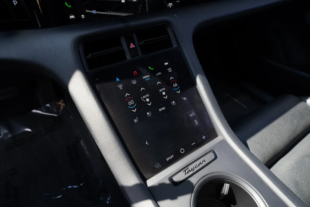 Porsche Taycan photo 31