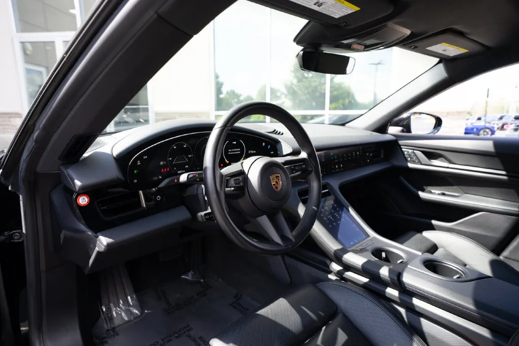 Porsche Taycan photo 18