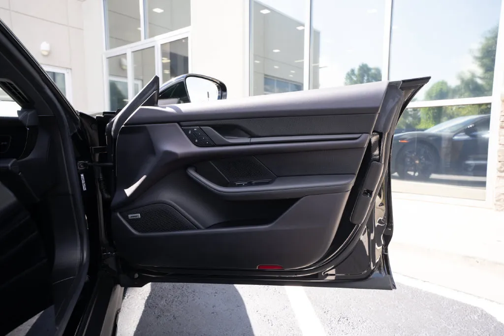 Porsche Taycan photo 35