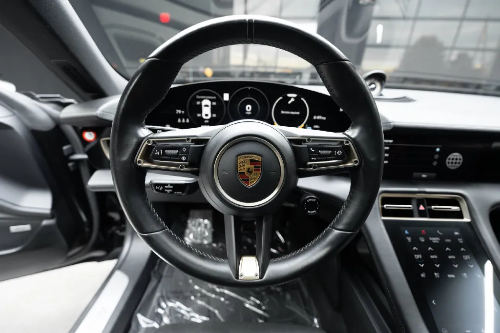 Porsche Taycan photo 26