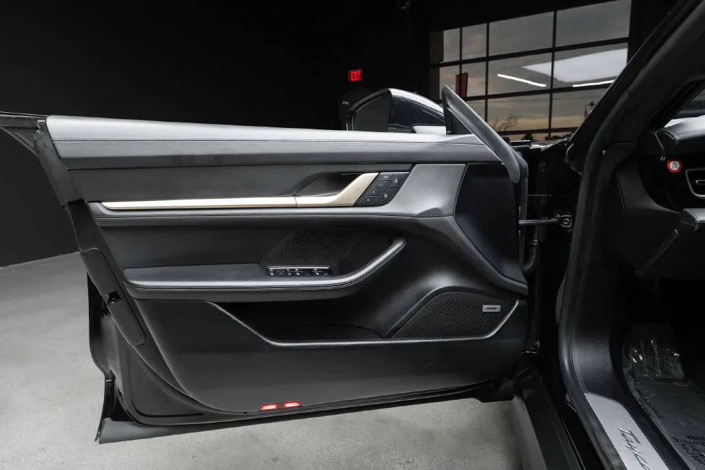 Porsche Taycan photo 21