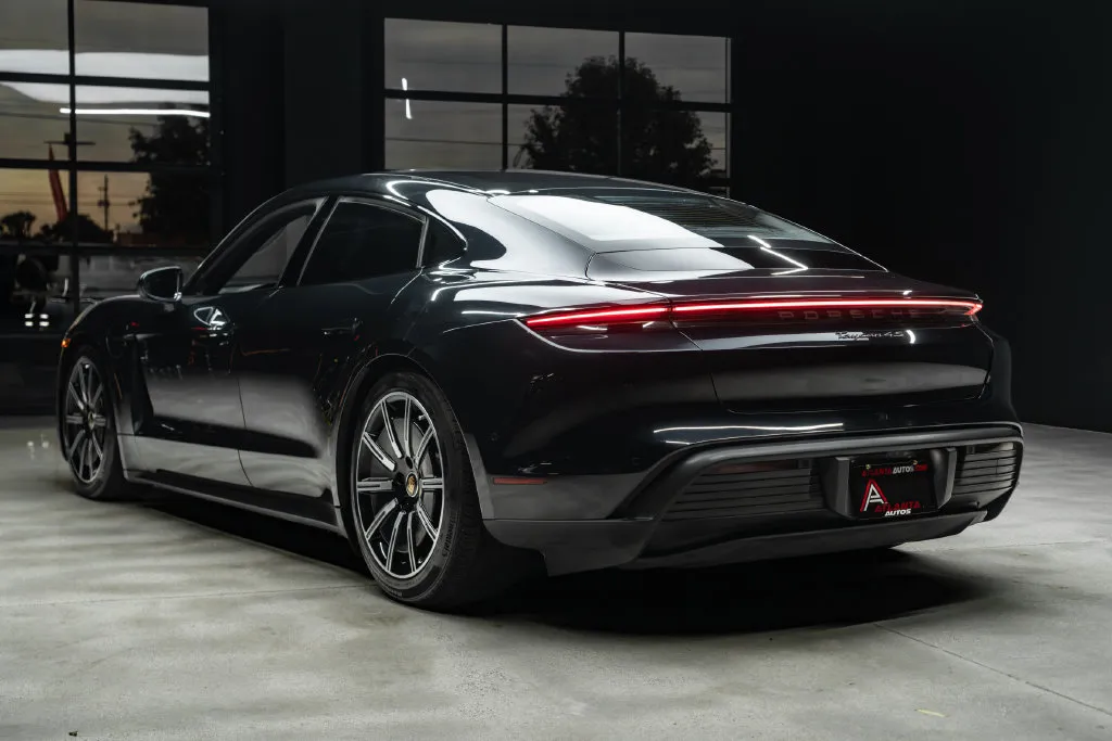 Porsche Taycan photo 16