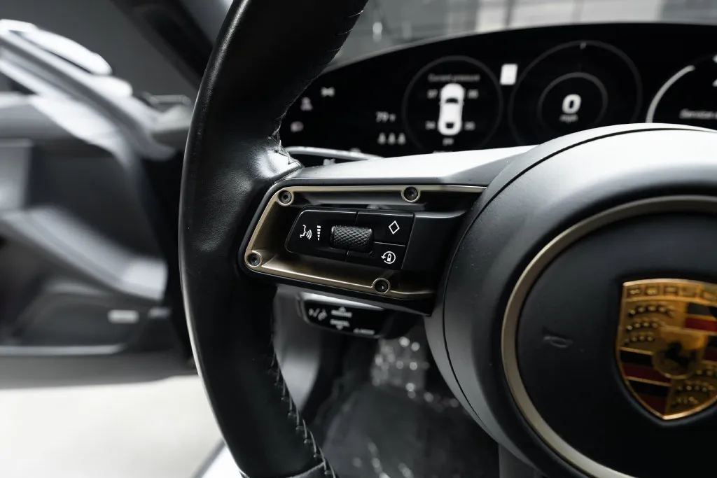 Porsche Taycan photo 28