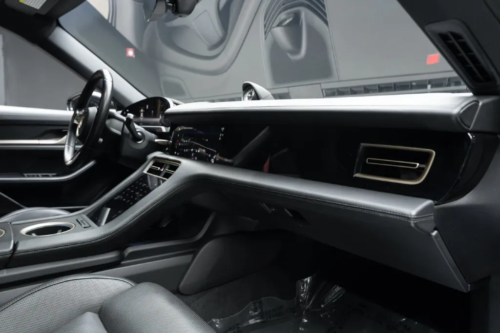 Porsche Taycan photo 38
