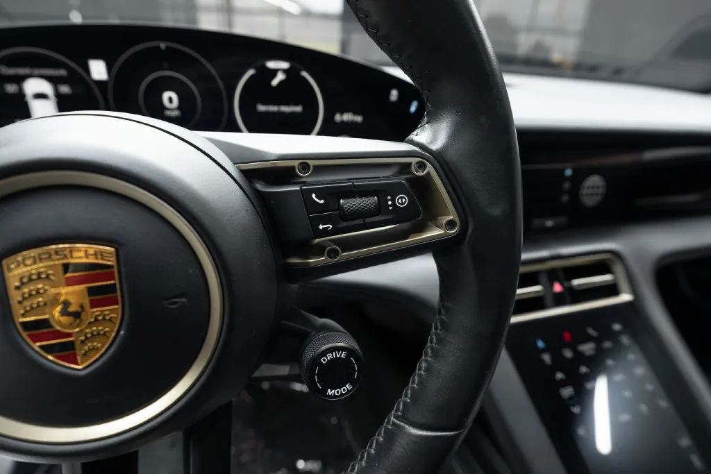 Porsche Taycan photo 27