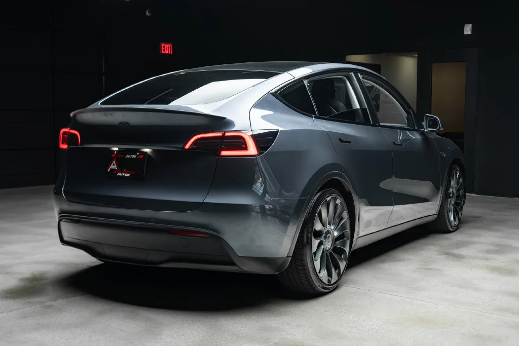 Tesla Model Y photo 10