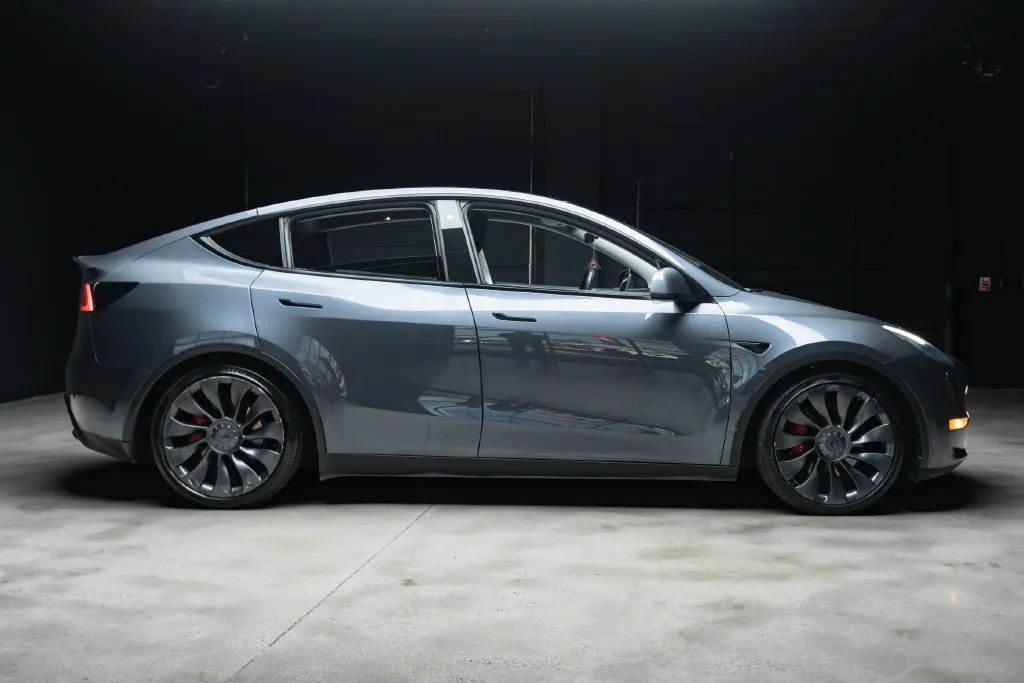 Tesla Model Y photo 8