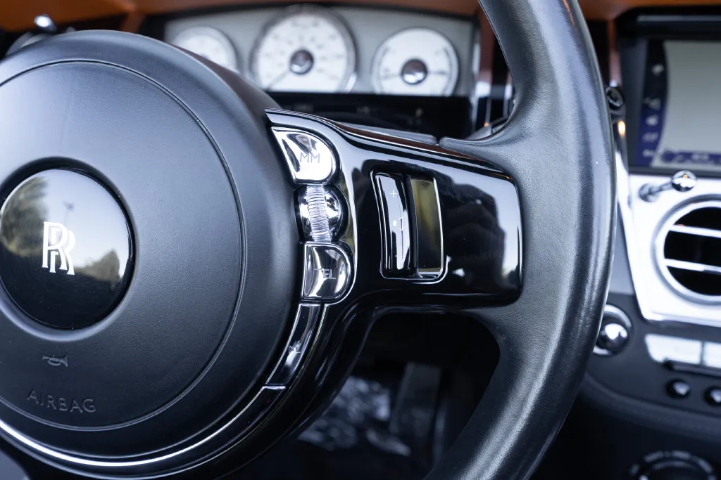 Rolls-Royce Dawn photo 28