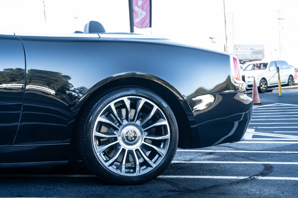 Rolls-Royce Dawn photo 17
