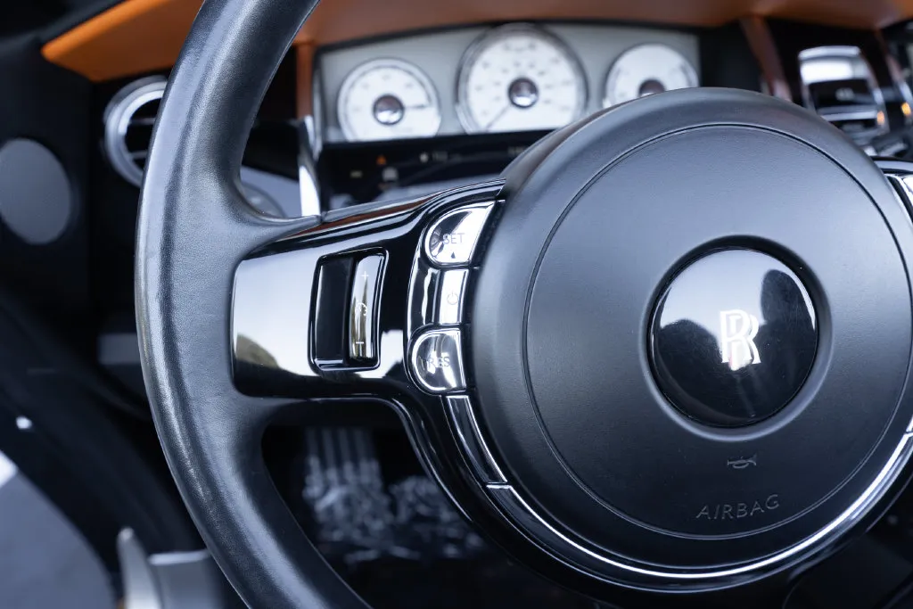 Rolls-Royce Dawn photo 29