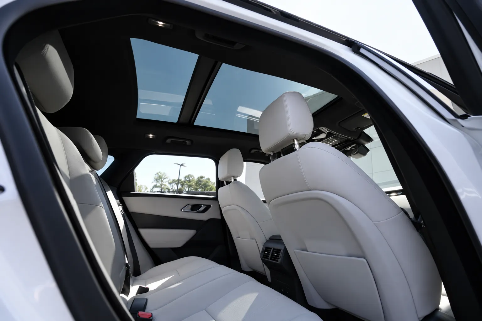 Land Rover Range Rover Velar photo 27