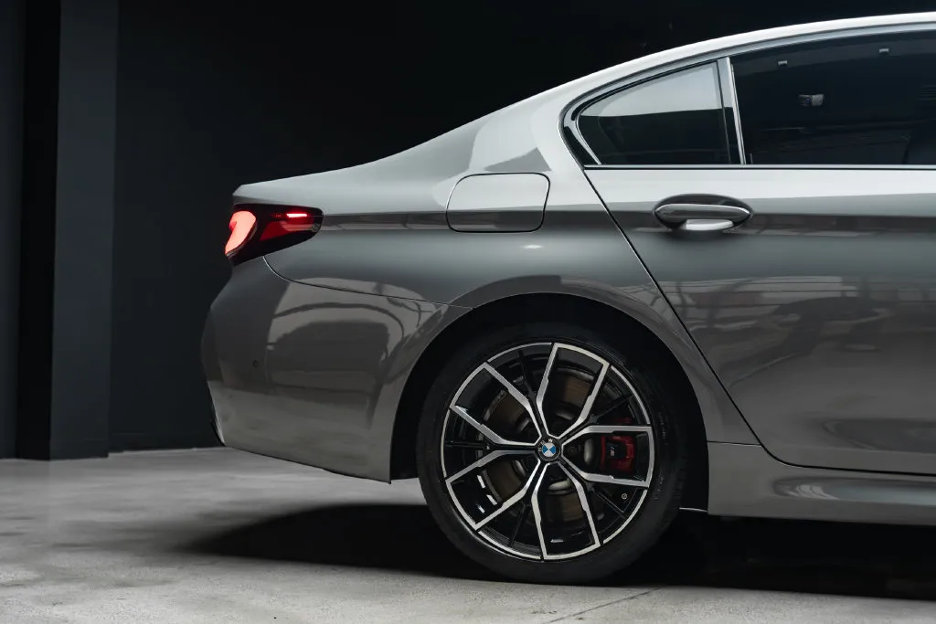 BMW 5 Series photo 11