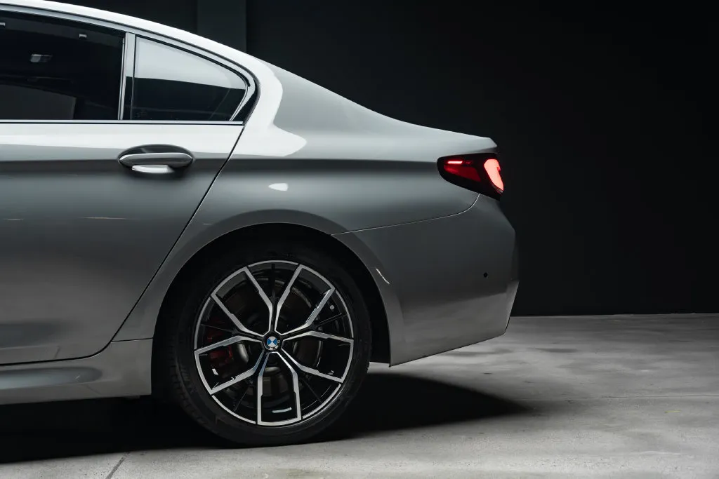 BMW 5 Series photo 18