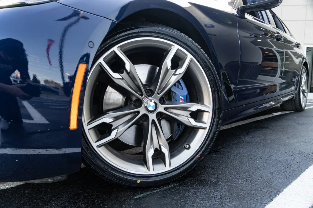 BMW 5 Series photo 2