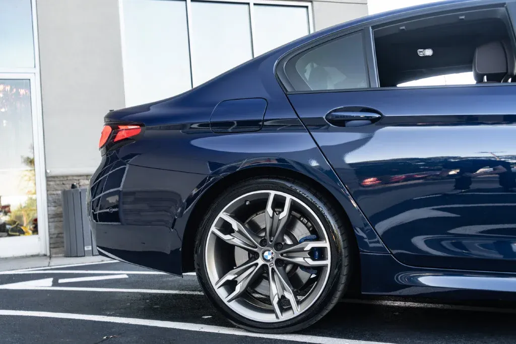 BMW 5 Series photo 9