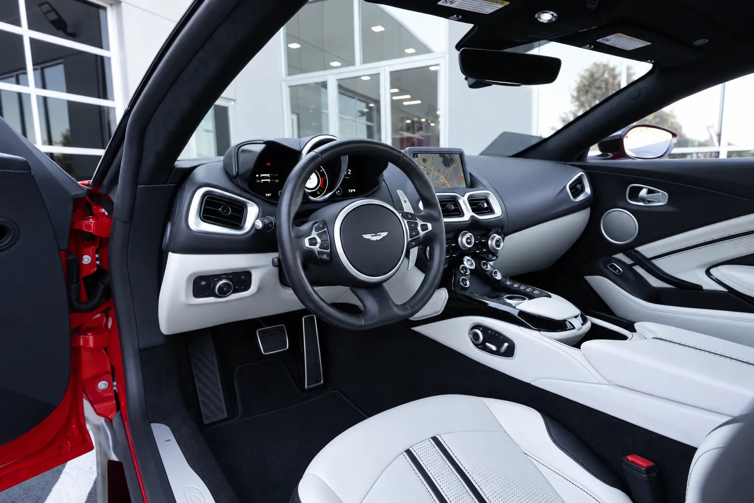 Aston Martin Vantage photo 24