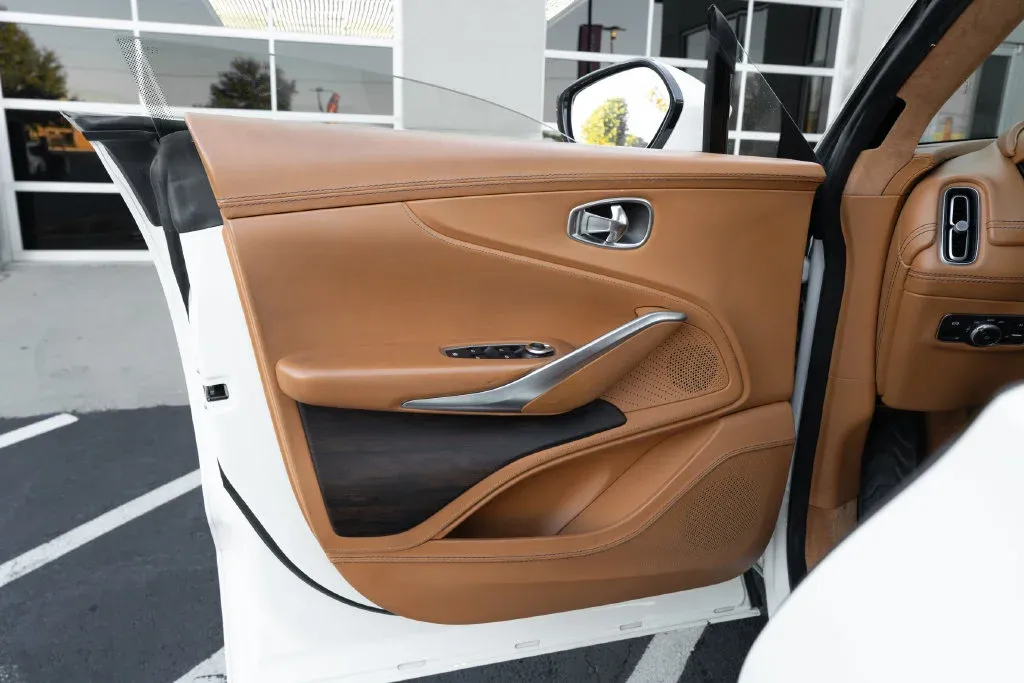 Aston Martin DBX photo 27