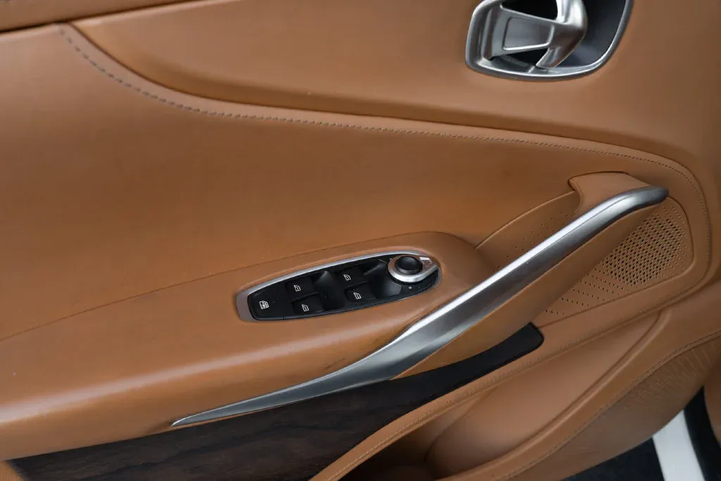 Aston Martin DBX photo 29