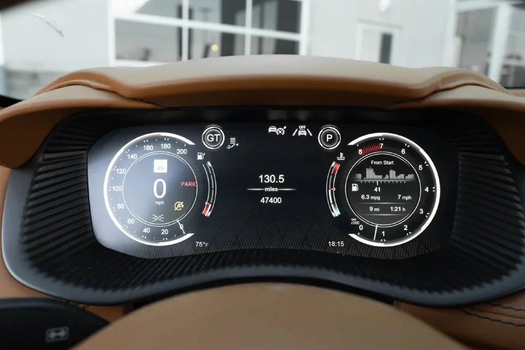 Aston Martin DBX photo 37