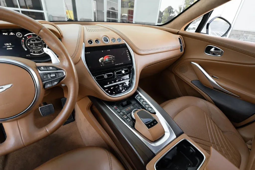 Aston Martin DBX photo 38