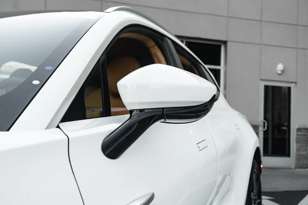 Aston Martin DBX photo 4