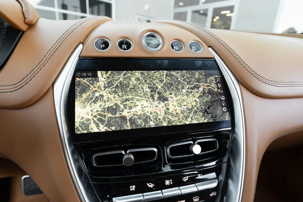 Aston Martin DBX photo 40