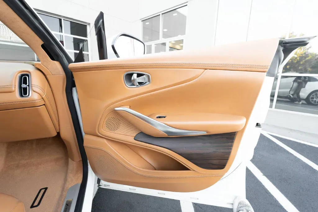 Aston Martin DBX photo 46