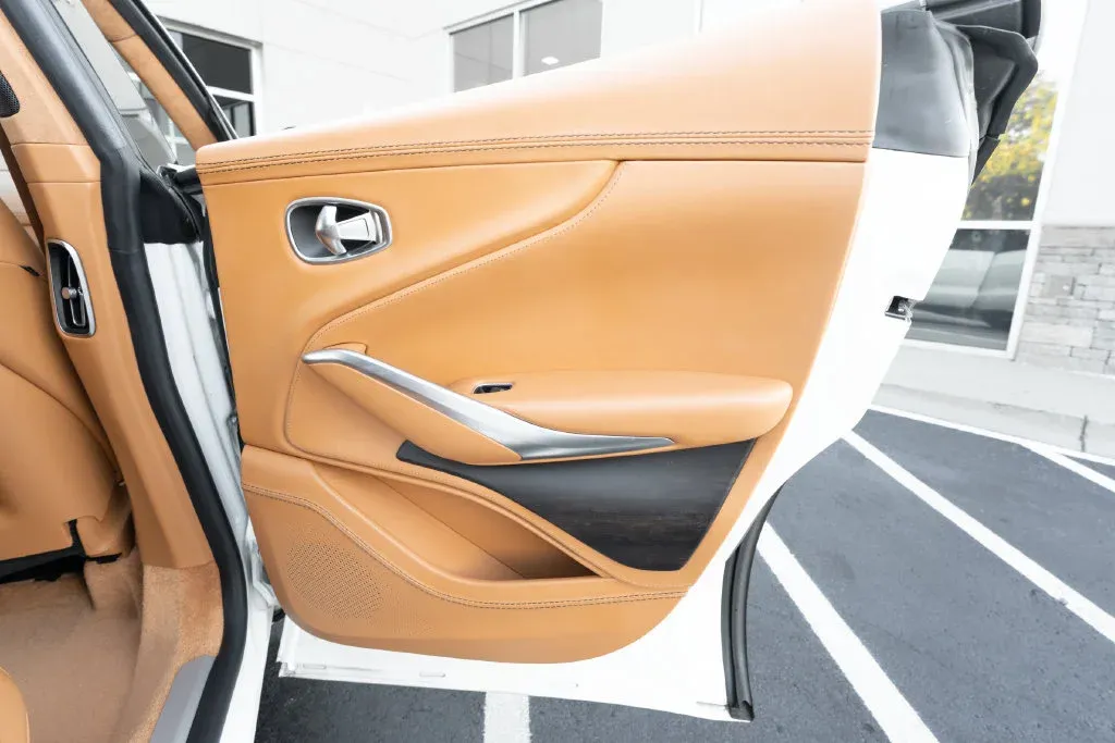 Aston Martin DBX photo 49