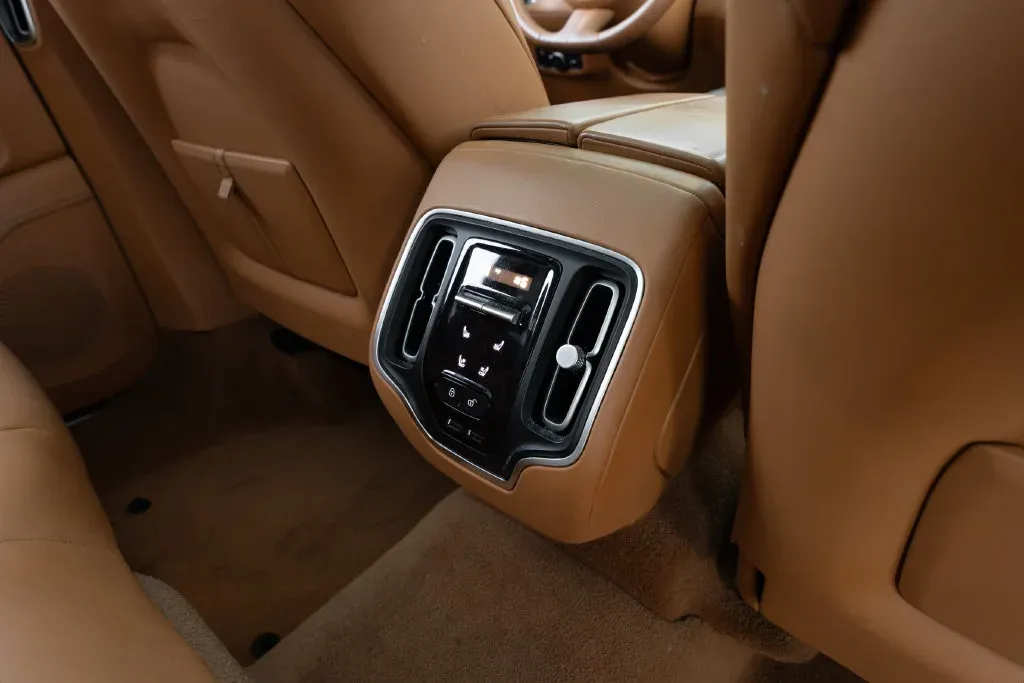 Aston Martin DBX photo 52