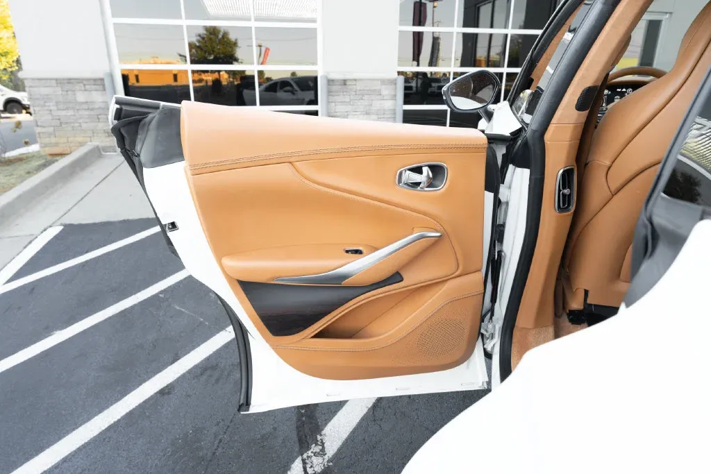 Aston Martin DBX photo 55