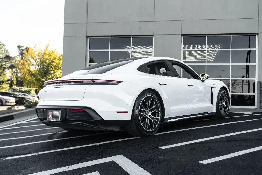 Porsche Taycan photo 12