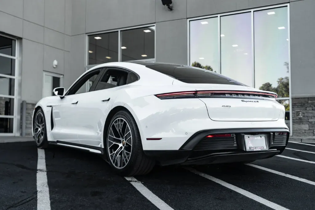 Porsche Taycan photo 17