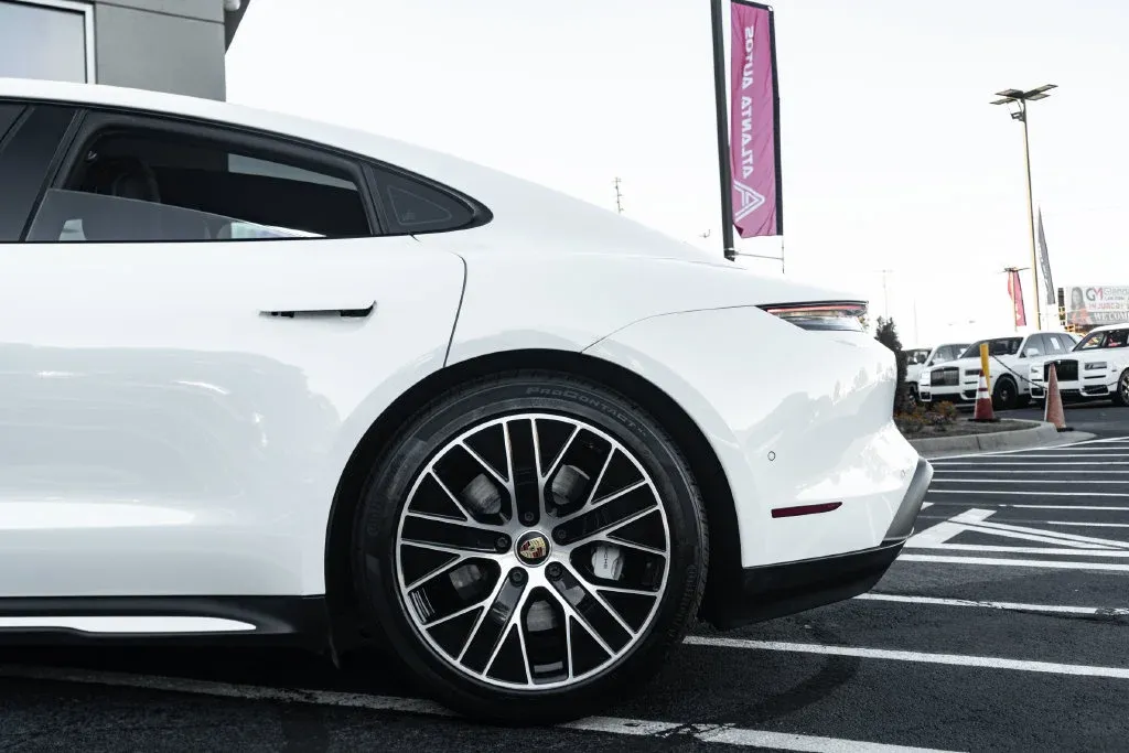 Porsche Taycan photo 18