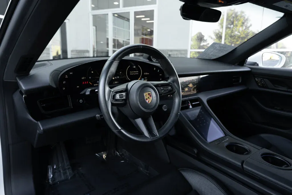 Porsche Taycan photo 21