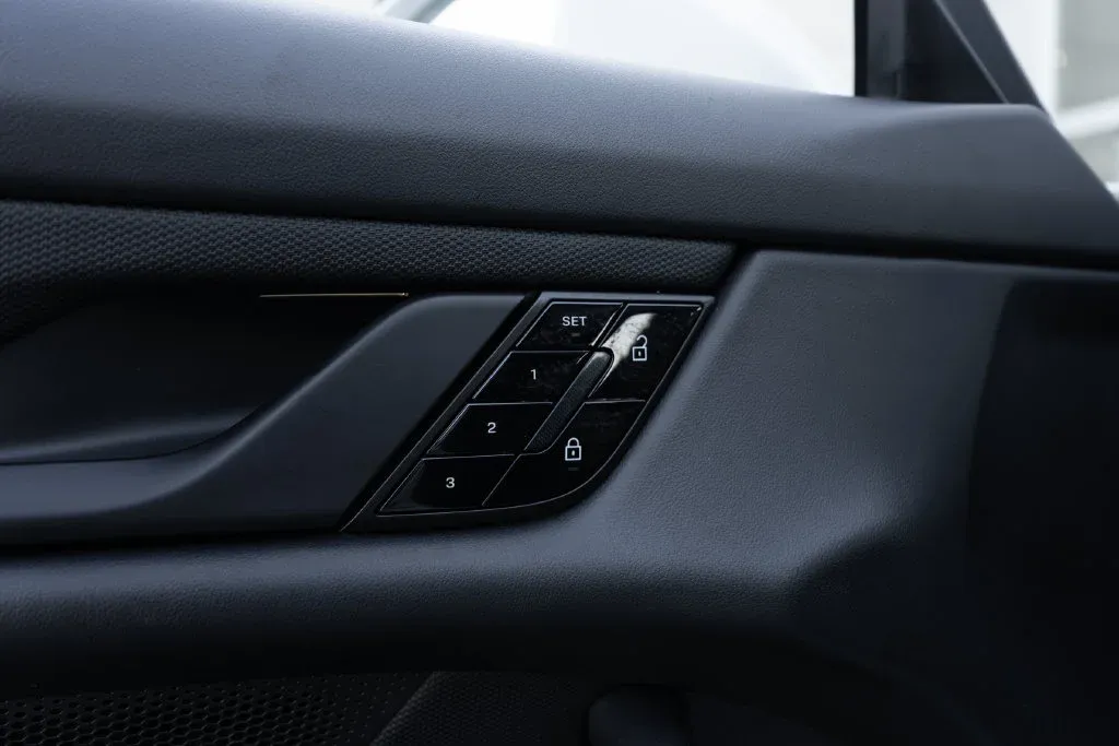 Porsche Taycan photo 23