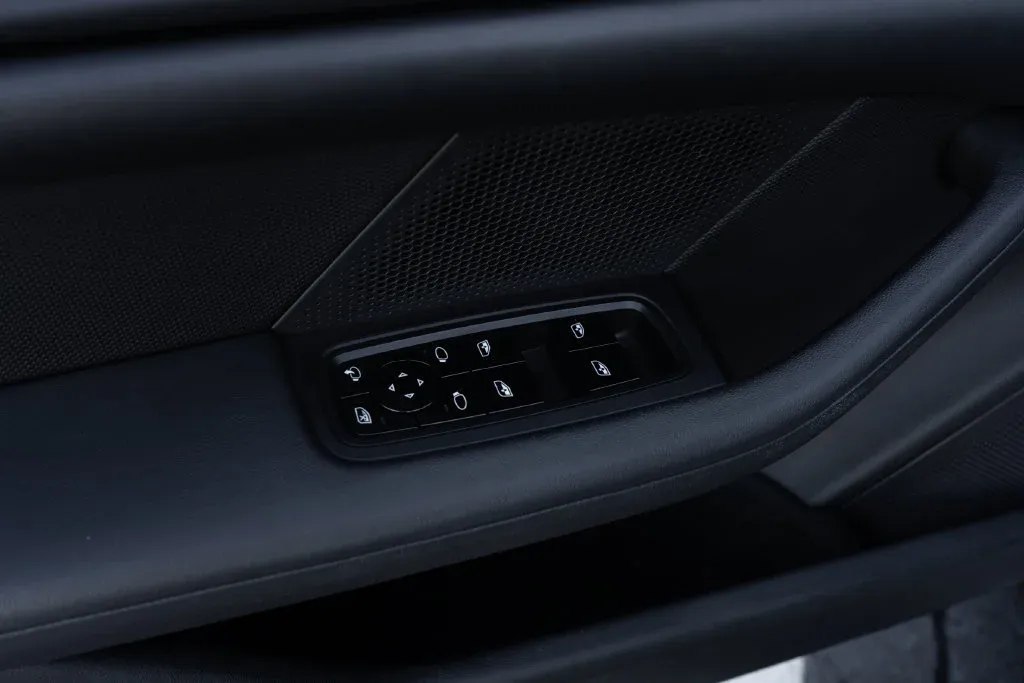 Porsche Taycan photo 24