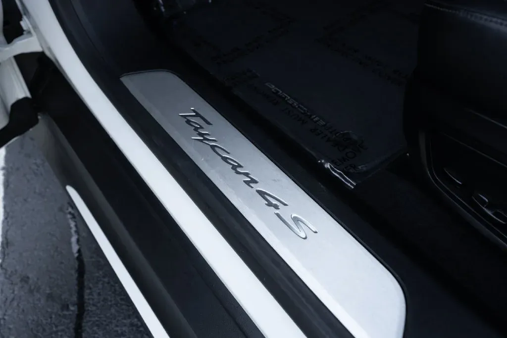 Porsche Taycan photo 26