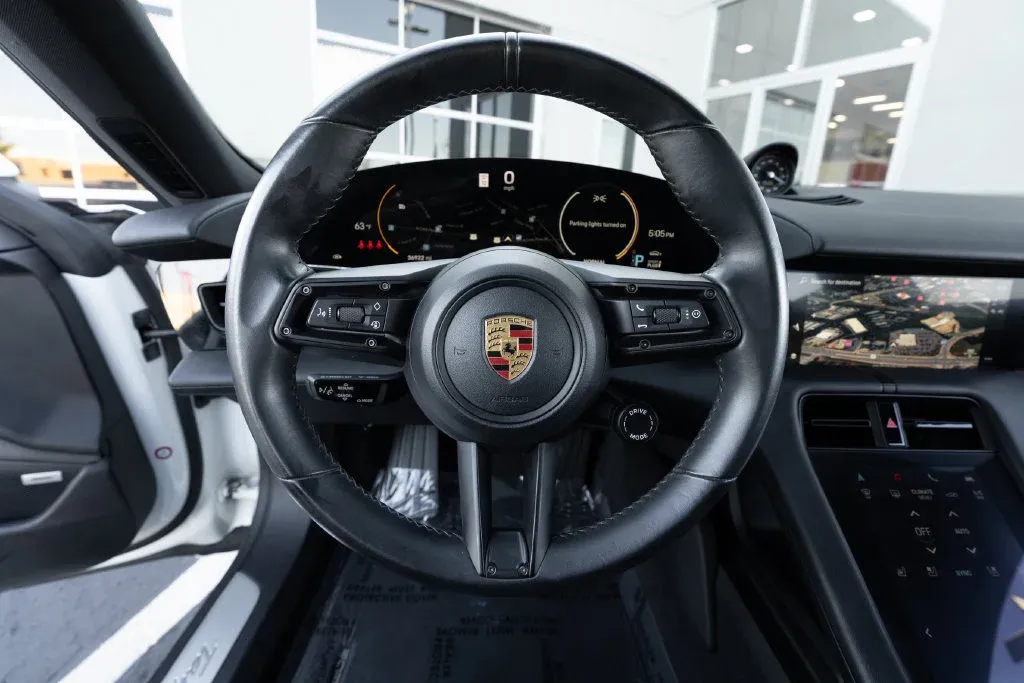 Porsche Taycan photo 30