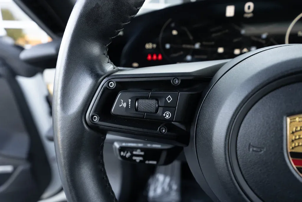 Porsche Taycan photo 32
