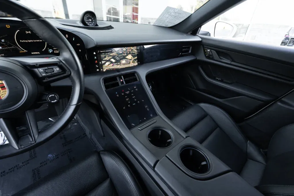 Porsche Taycan photo 37