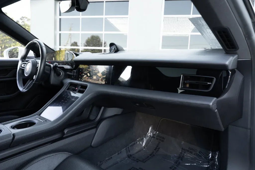 Porsche Taycan photo 44