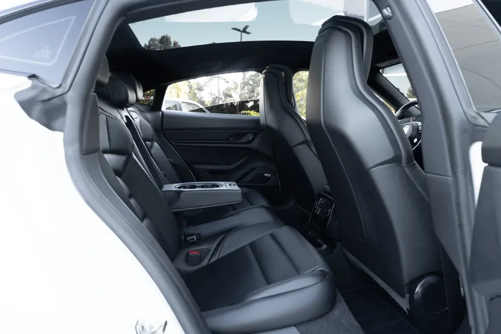Porsche Taycan photo 52