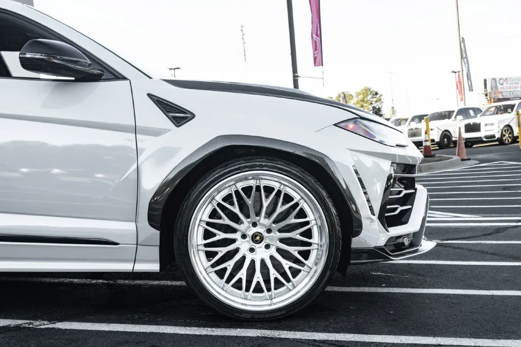 Lamborghini URUS photo 14