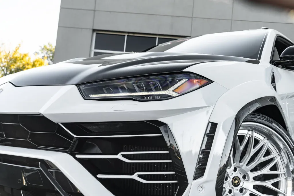 Lamborghini URUS photo 5