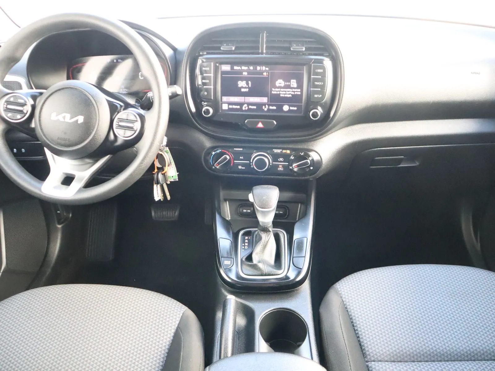 2023 Kia Soul LX - Photo 30