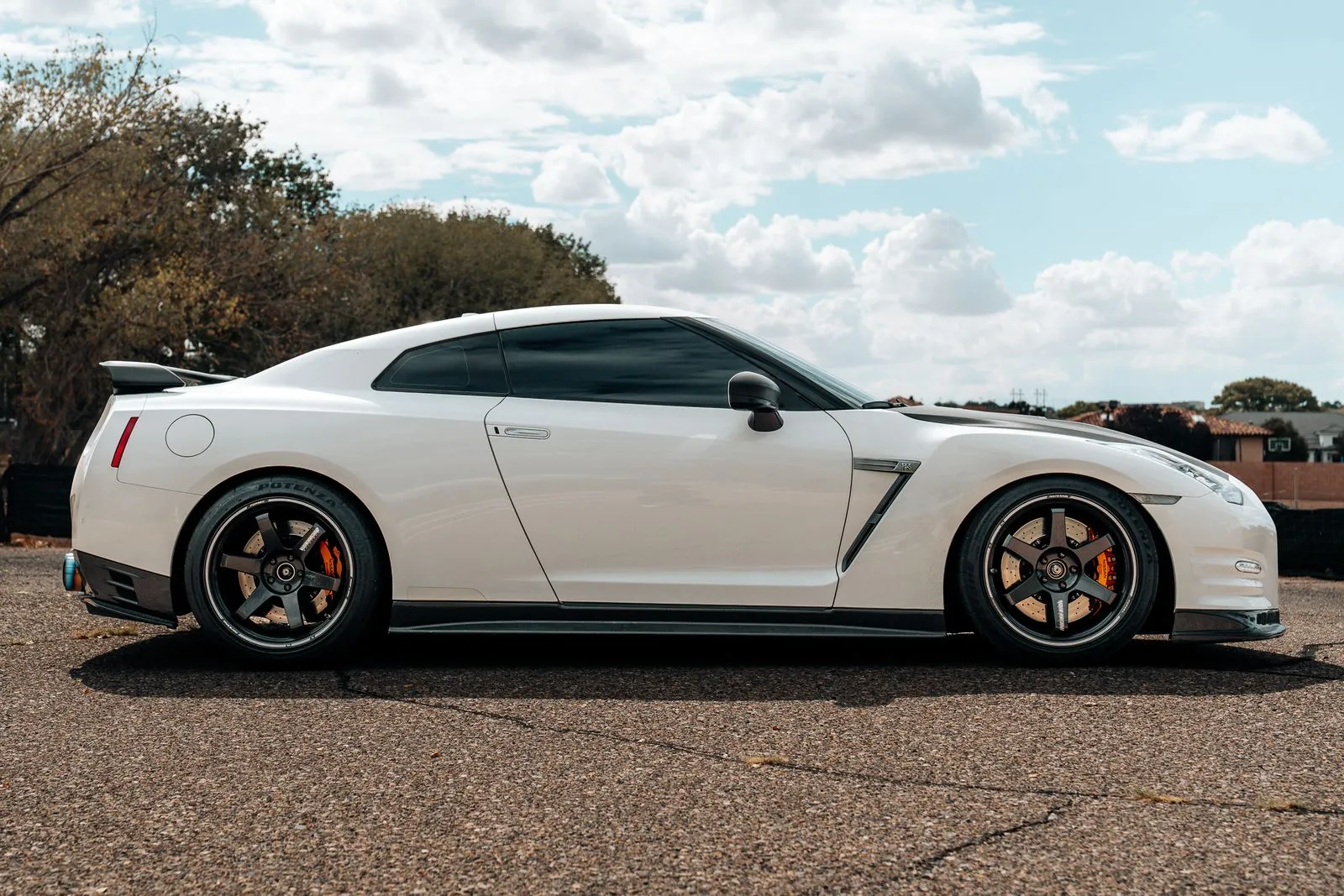 Nissan GT-R photo 8