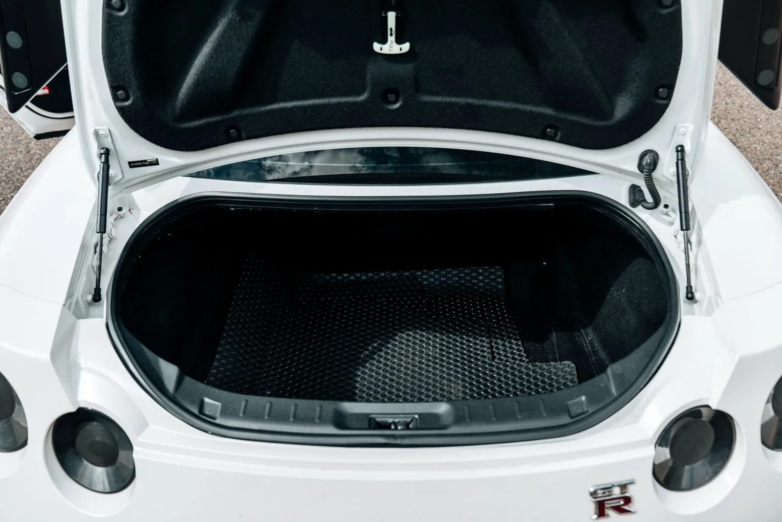 Nissan GT-R photo 37