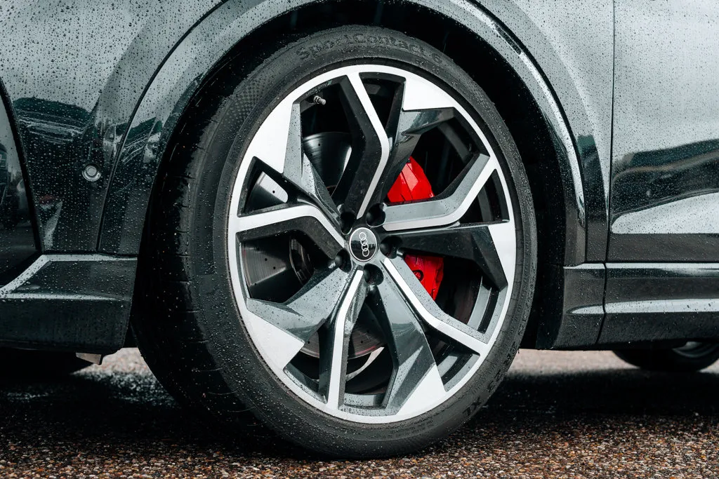 Audi RS Q8 photo 11